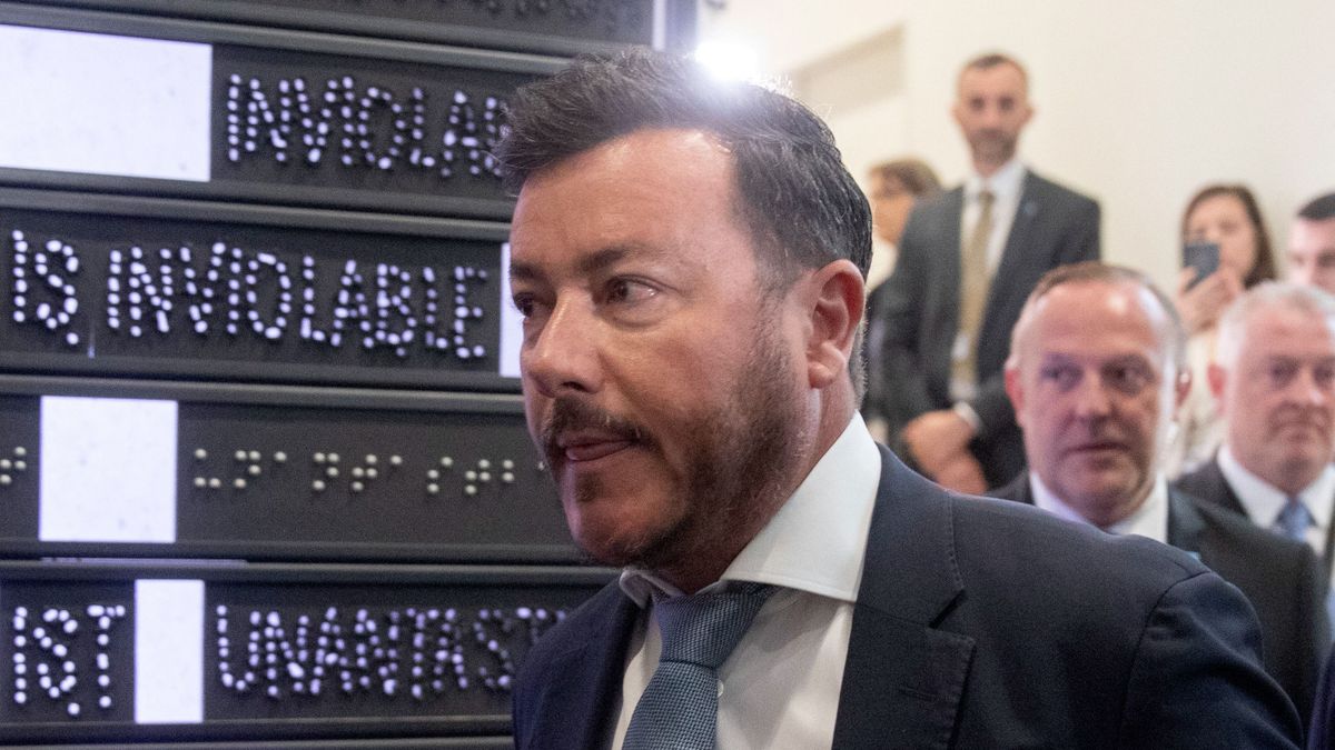 Fürdik a luxusban a letartóztatott magyar származású milliárdos családja