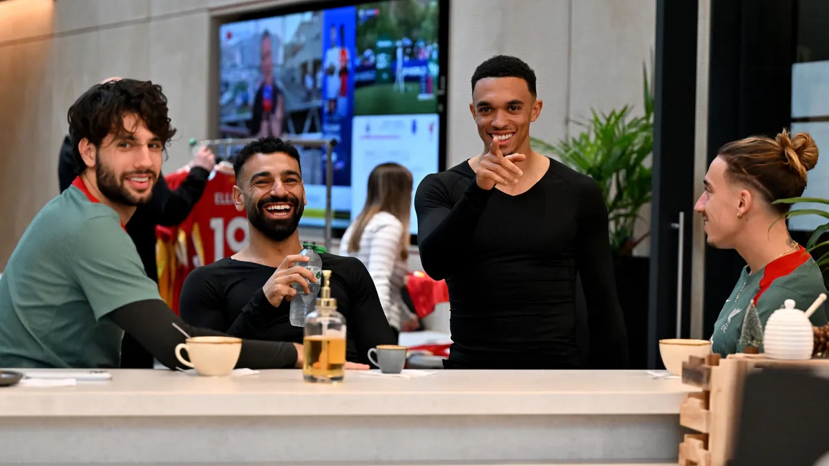 Együtt Szoboszlai baráti köre: Szalah, Alexander-Arnold és Cimikasz (balról jobbra)
