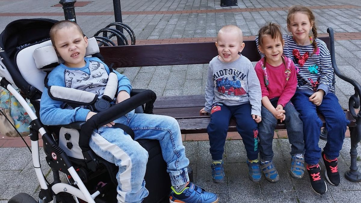A nagykanizsai Reichert család 4 gyermeke közül 2 többféle betegséggel küzd. Míg a 7 éves Izabell és a 3 éves István teljesen egészséges, addig a 6 éves Lacus és a 4 éves Bogi eltérő mértékben, de egymáshoz nagyon hasonló betegségekkel éli mindennapjait. Ezek egy része egyelőre diagnosztizálatlan.
