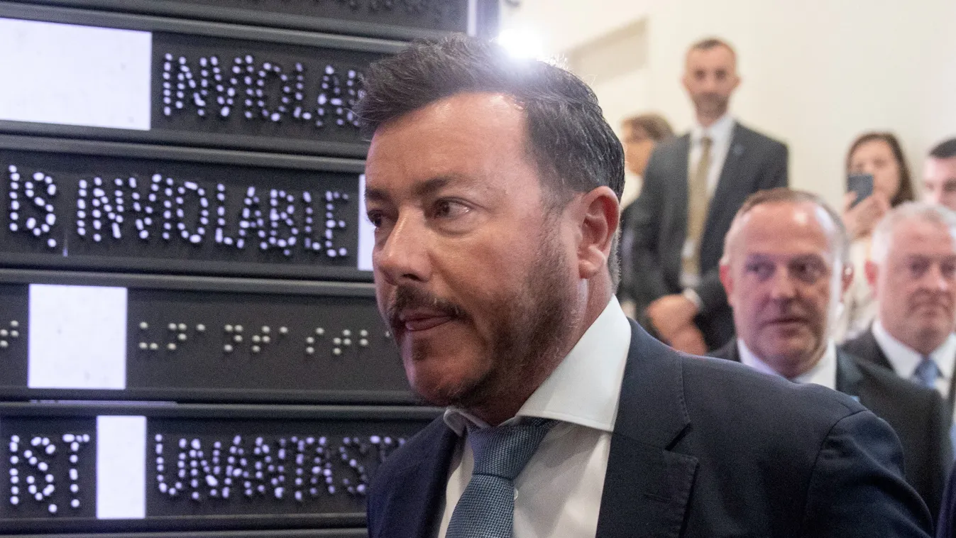 Fürdik a luxusban a letartóztatott magyar származású milliárdos családja