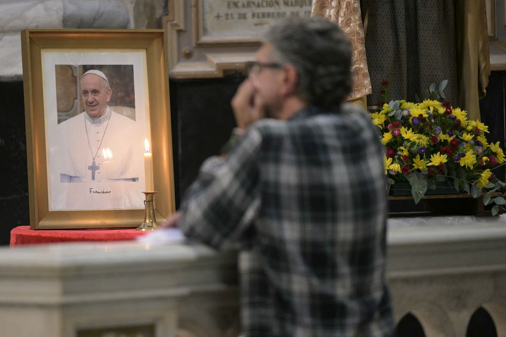 Így imádkoznak világszerte a hívők Ferenc pápa gyógyulásáért