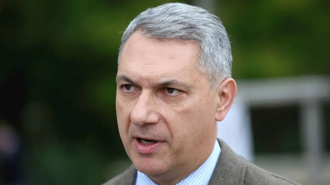 "A Pride-ot mihamarabb be kell tiltani!" - Orbán Viktor kommentelt Lázár János posztjához