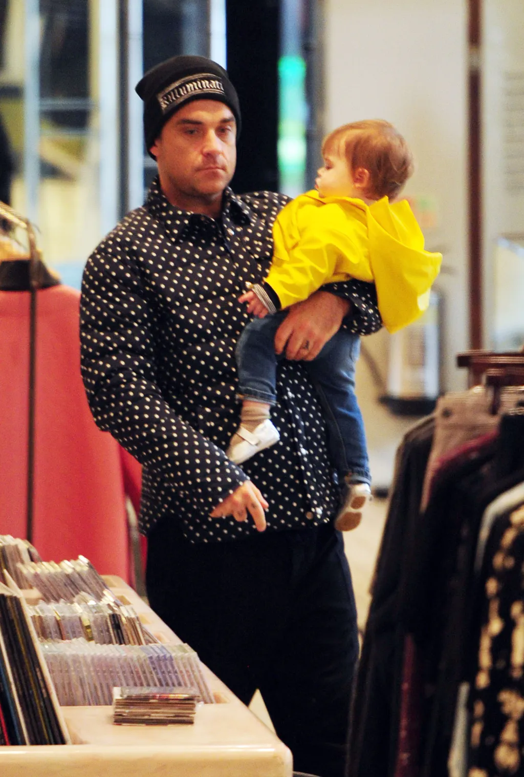 EXC - ROBBIE WILLIAMS AND FAMILY SHOPPING