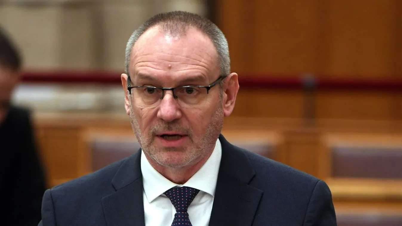 Zsigó Róbert: El a kezekkel a 13. havi nyugdíjtól!