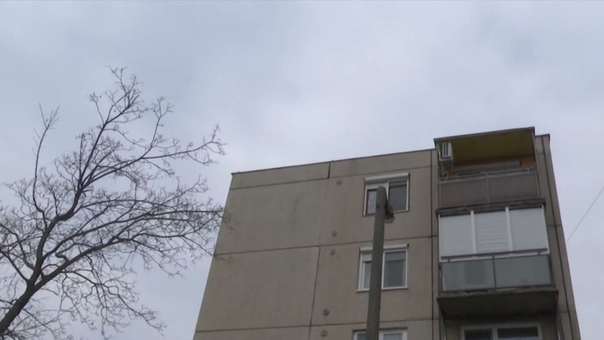 Gyászba borult Miskolc: egy társasház tetejéről zuhant a halálba egy férfi