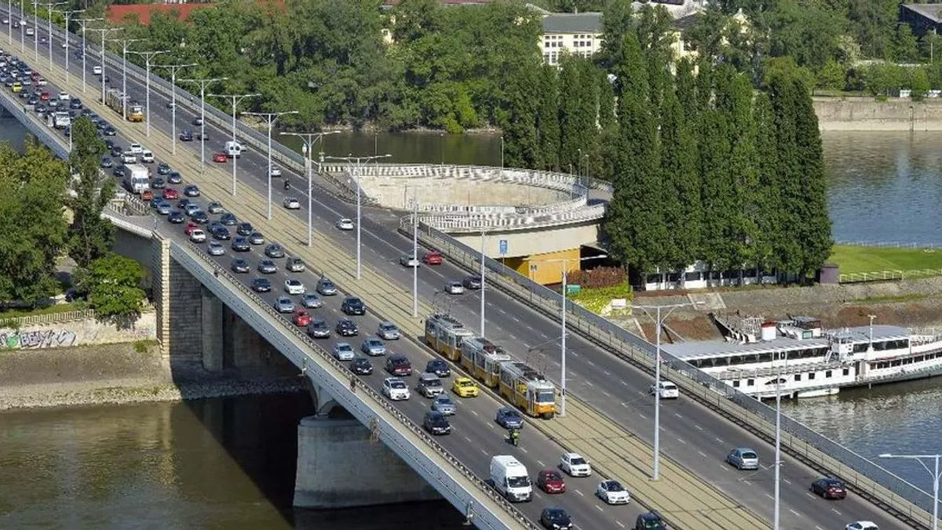 Villamossíneken rekedt a balesetező autó - hatalmas a káosz az Árpád hídnál