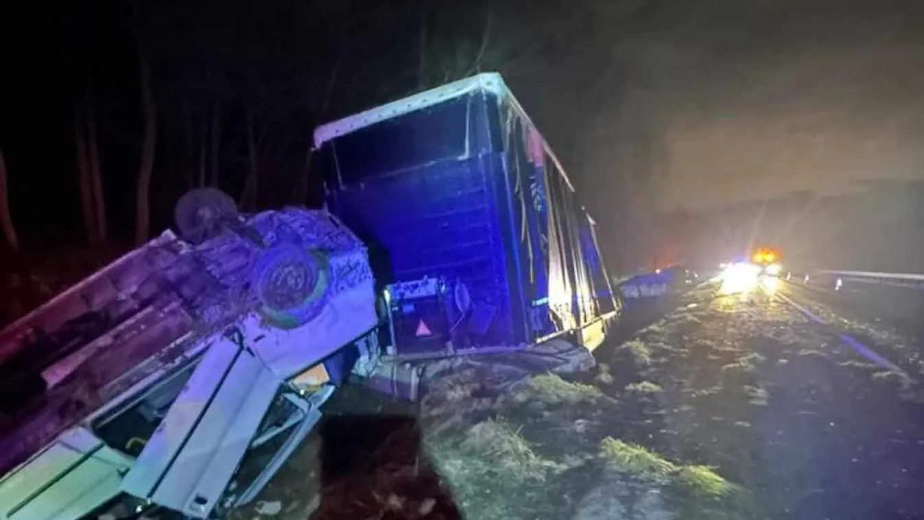Mentősök lepték el az M5-öst: kamion öklelte fel a balesetnél megálló mikrobuszt - ő a halálos áldozat