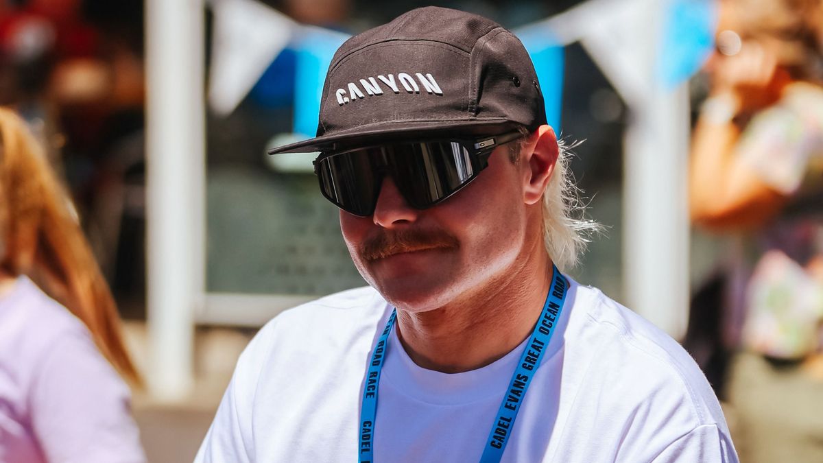 Hamilton hoppon marad, nem mutogathatja pucér fenekét az F1 sztárja