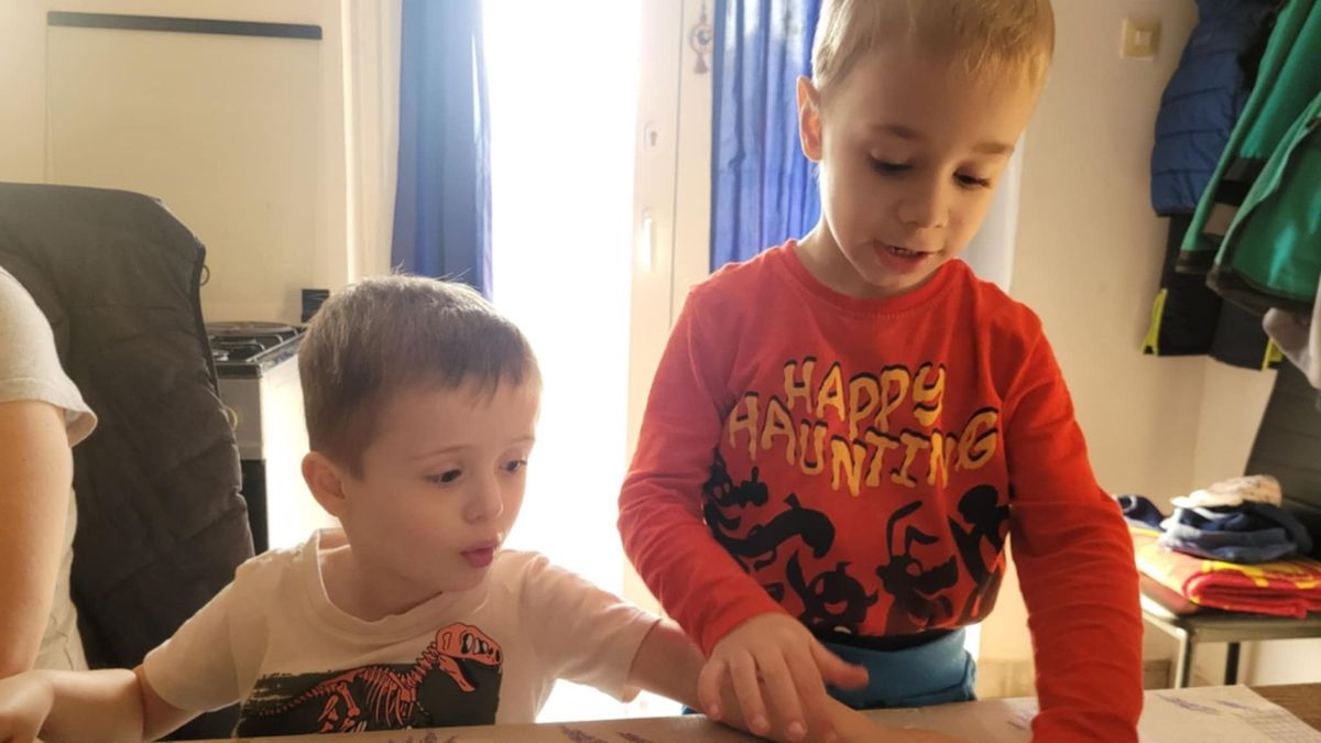 „Azóta is keressük a szavakat" – Hihetetlen találkozás: duchenne-es Dominik és Ádám nemcsak sorstársak