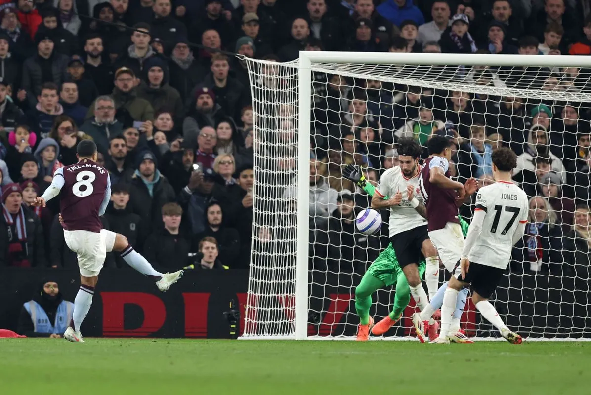 Tielemans (balra) elé fejelte a labdát, aztán zavarta kapusát Szoboszlai