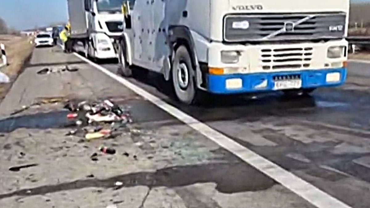 Brutális becsapódás: majdnem kettészakadt egy furgon az M5-ösön