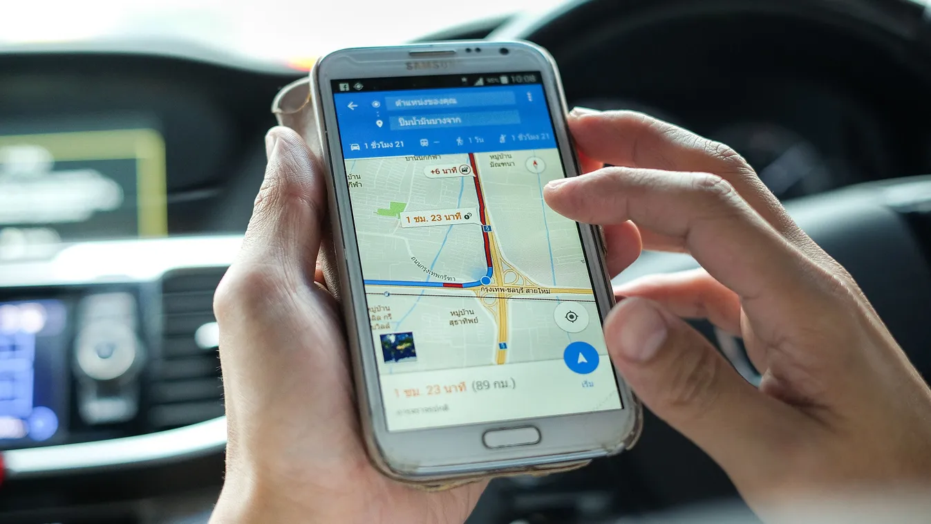 Zokognak a Google Maps miatt, évtizedes emlékeket tört fel - Videó