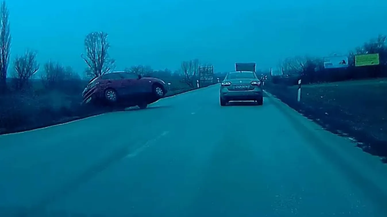 Videón a brutális érsekújvári baleset: előzni akart a sofőr, feje tetején kötött ki a kocsi