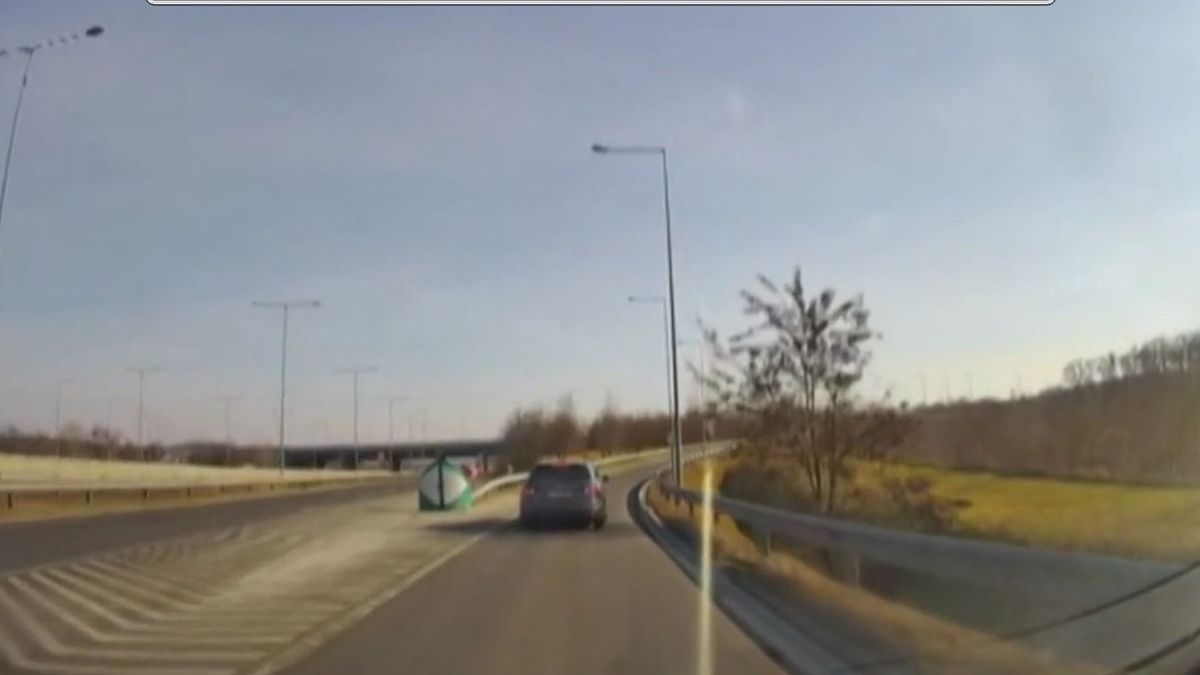 Életveszélyes manőver: rossz helyen hajtott ki az autópályáról, ezért visszatolatott a sofőr az M3-ason