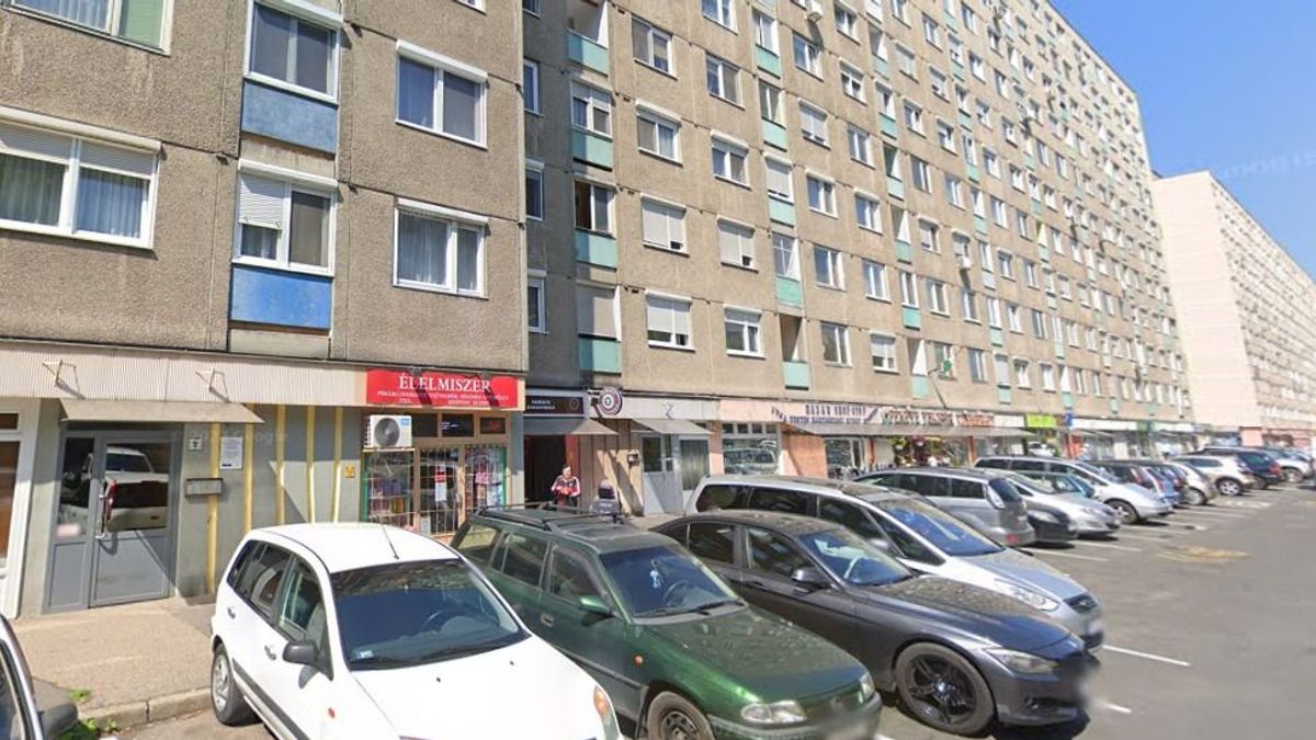 Tragédia Győrben: holtan esett össze egy férfi a lépcsőház előtt