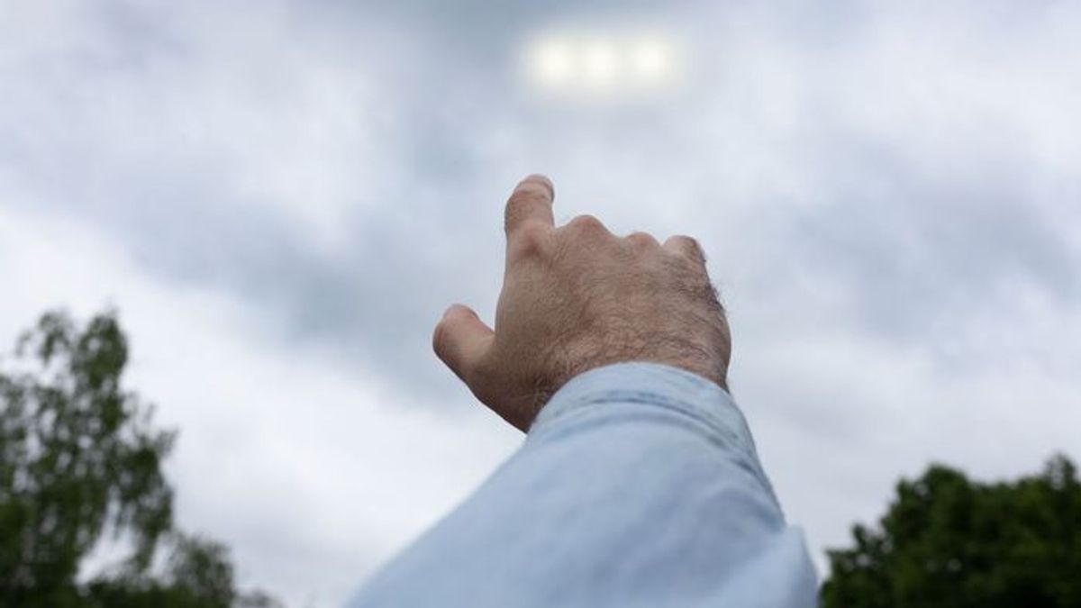 A szülők a testükkel próbálták védeni a gyerekeket - vörös izzással jelent meg az ufo a tömeg fölött