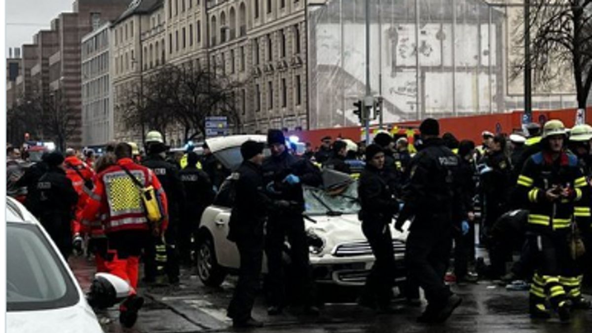 Újabb rémálom Németországban: autóval hajtottak a tömegbe Münchenben