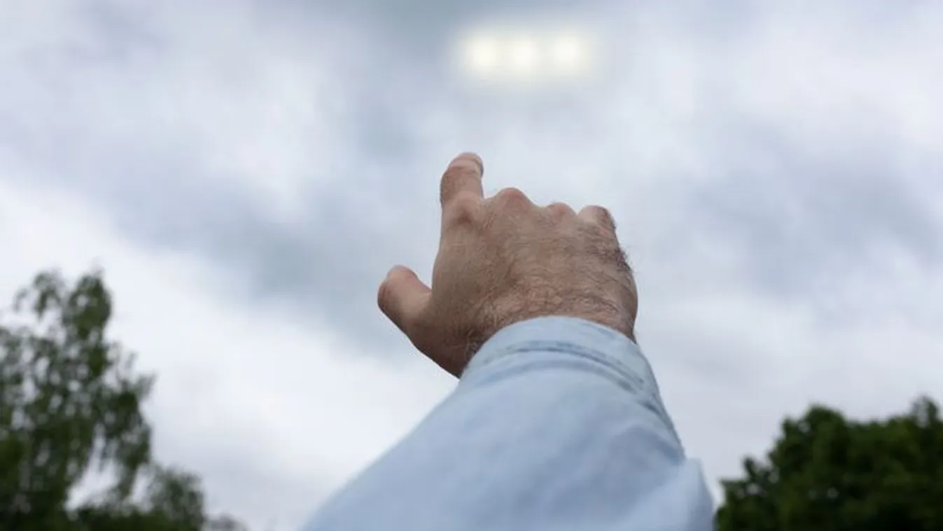 A szülők a testükkel próbálták védeni a gyerekeket - vörös izzással jelent meg az ufo a tömeg fölött