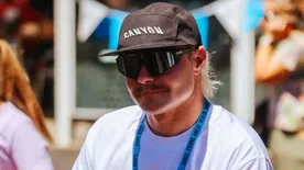 Hamilton hoppon marad, nem mutogathatja pucér fenekét az F1 sztárja