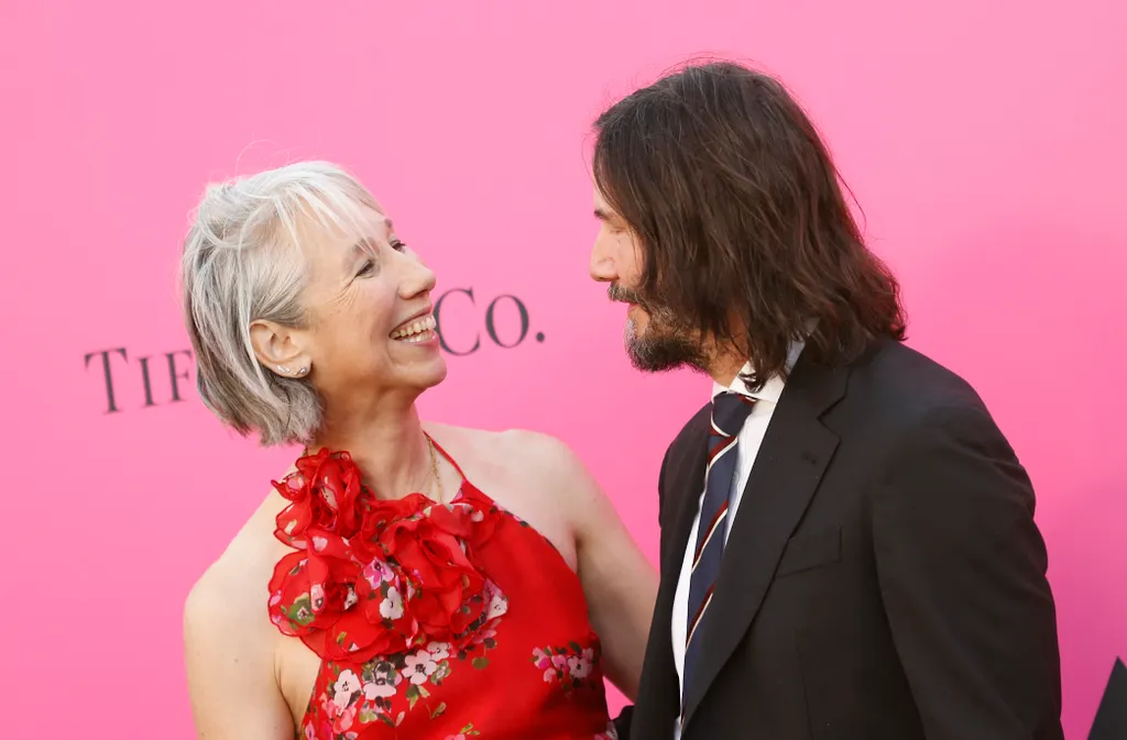 US artists Alexandra Grant (L) and US actor Keanu Reeves (R) arrive for the MOCA Gala 2023 at the Geffen Contemporary at MOCA (Museum of Contemporary Art) in Los Angeles, April 15, 2023. (Photo by Michael Tran / AFP)