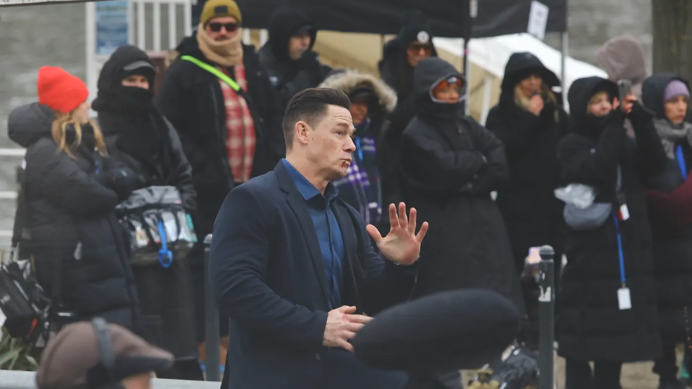 John Cena sebhelyes arccal jelent meg a Lánchídnál - galéria