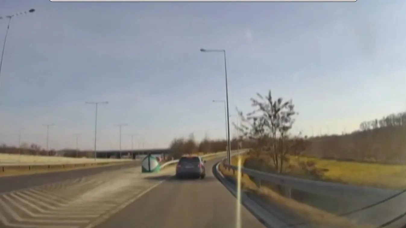 Életveszélyes manőver: rossz helyen hajtott ki az autópályáról, ezért visszatolatott a sofőr az M3-ason