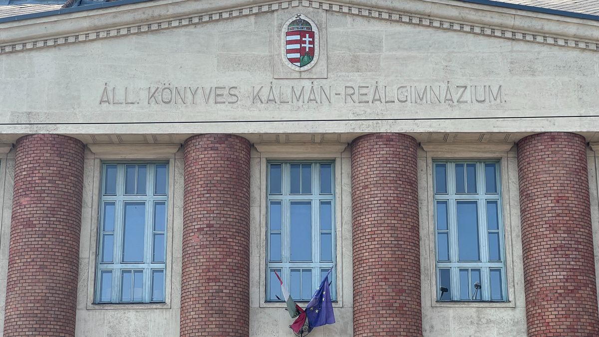 Még nem tudták kihallgatni az ollóval szurkáló diákot - így van most az áldozat