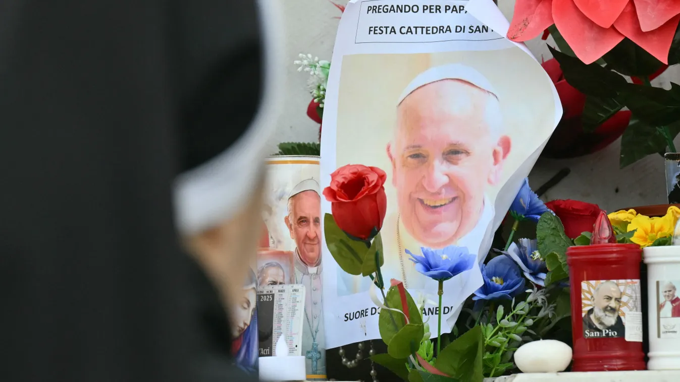 Így néz ki az egyházfő: kórházi kezelése óta először fotózták le Ferenc pápát
