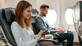 Az életed múlhat rajta – Ezért kell riasztani a légiutas-kísérőt, ha leejted a telefonod a repülőn