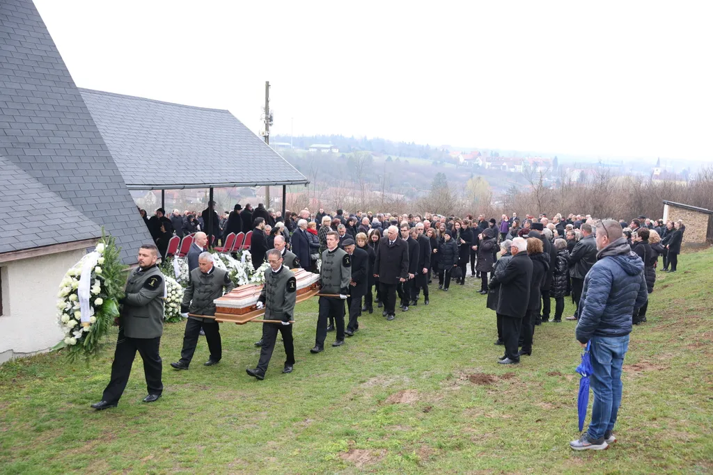 A gyászolók mély csöndben búcsúztak a műsorvezetőtől