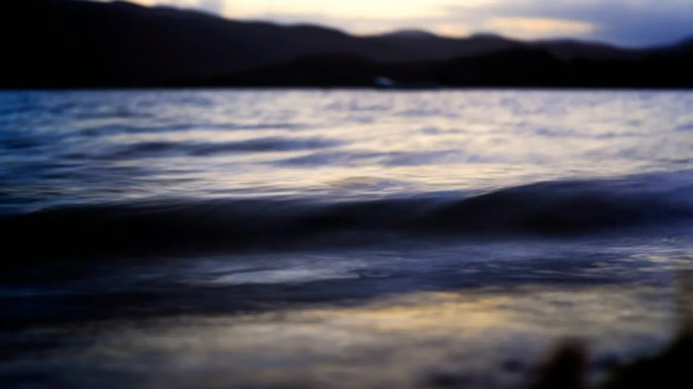 Egy webkamerán keresztül sikerült lencsevégre kapni a Loch Ness-i szörnyet