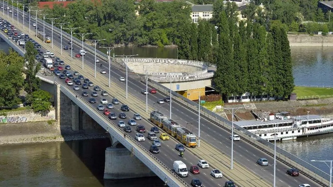 Hatalmas káosz az Árpád hídnál - tűzoltók, mentők, rendőrök érkeztek a helyszínre