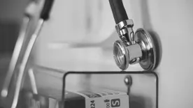 Fontos figyelmeztetést adott ki az orvos a szakállas férfiakkal csókolózó nőknek