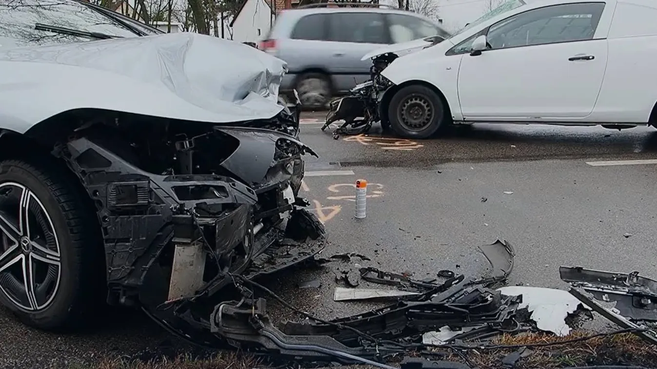 Egyetlen rossz mozdulat miatt frontálisan csapódott egymásnak két kocsi Kecskemétnél