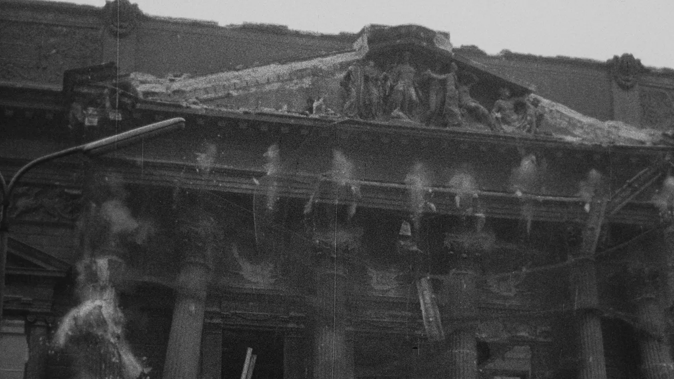 Sosem látott filmfelvétel került elő a Nemzeti Színház 60 évvel ezelőtti felrobbantásáról