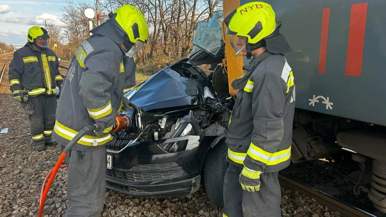 Megrázó képeken a súlyos nyírbátori vonatbaleset: felismerhetetlenné tört egy személygépkocsi
