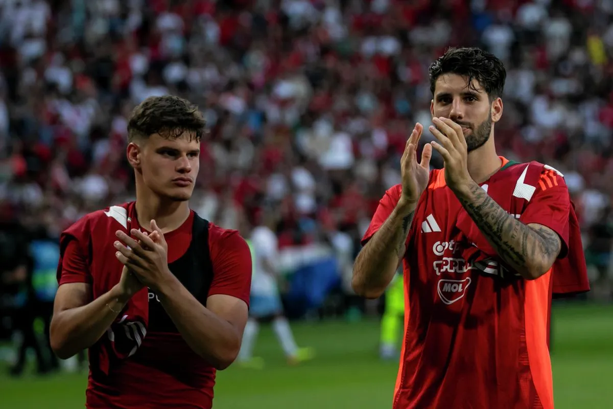 Kerkez (balra) a válogatottnál dönthet arról, hogy nyártól Szoboszlai csapatársa lesz-e Liverpoolban is
