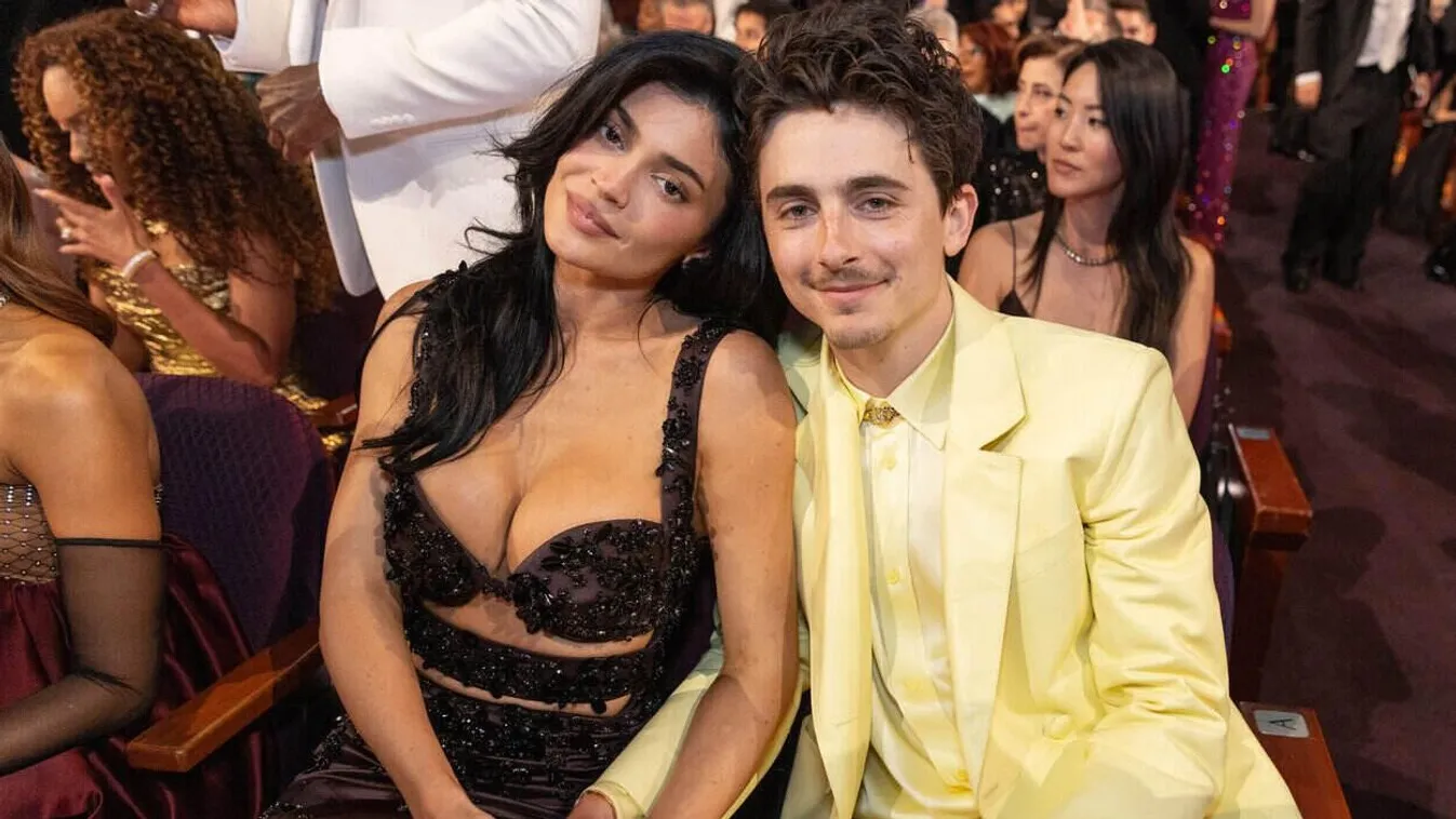 Timothée Chalamet és Kylie Jenner kínos csókján nevet az internet – videó