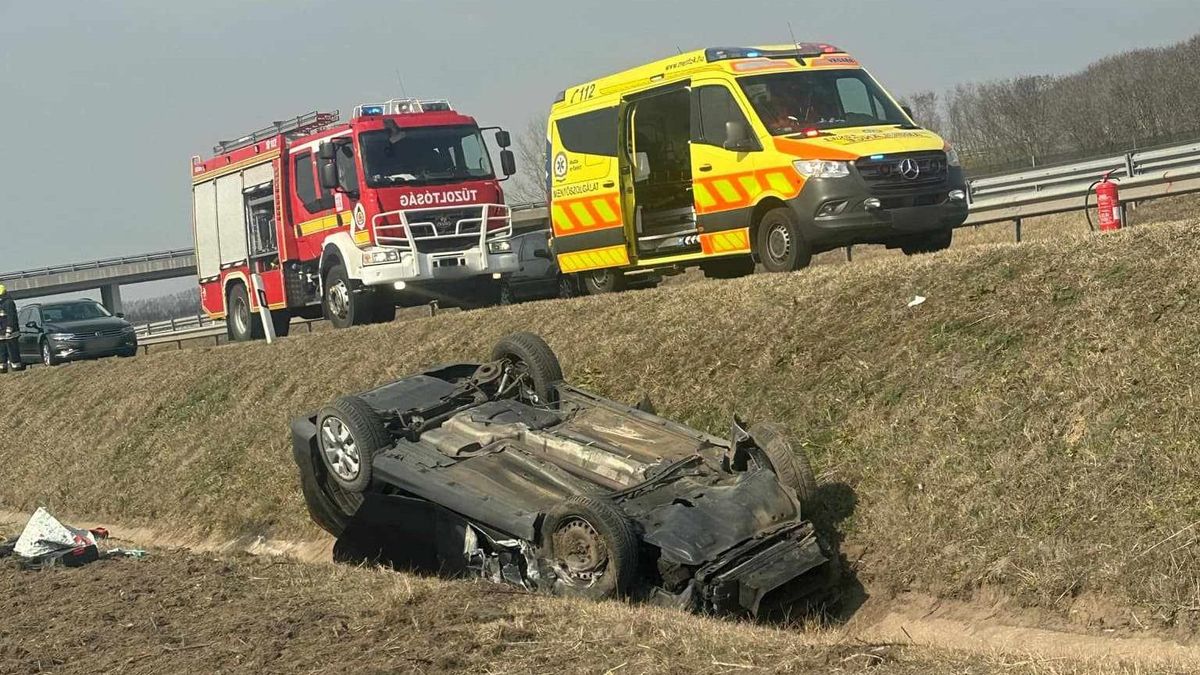 Mentőhelikopter a helyszínen: borzalmas baleset Üllőnél - sokkoló helyszíni fotók