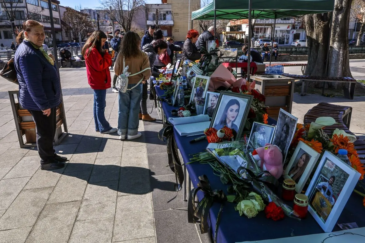 Észak-Macedónia félárbocra engedte zászlóit, több ezer ember gyászolja az éjszakai klubtűzben elhunyt 59 áldozatot.  Egyhetes nemzeti gyászt rendeltek el 