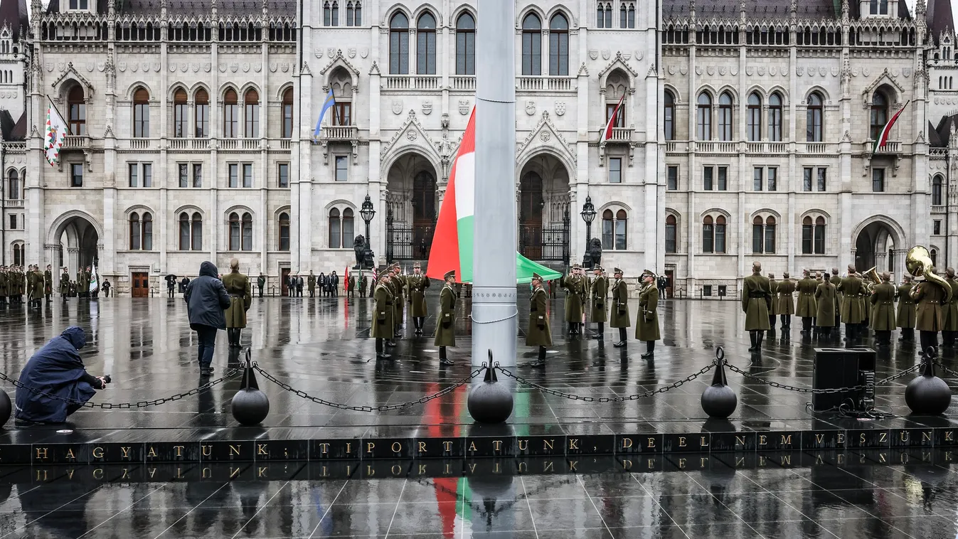 Felvonták a nemzeti lobogót az Országház előtt