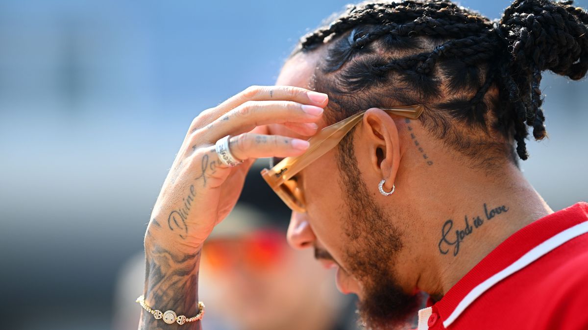 A háromszoros monacói győztes, Lewis Hamilton először szágudl egy Ferrariban a hercegség utcáin