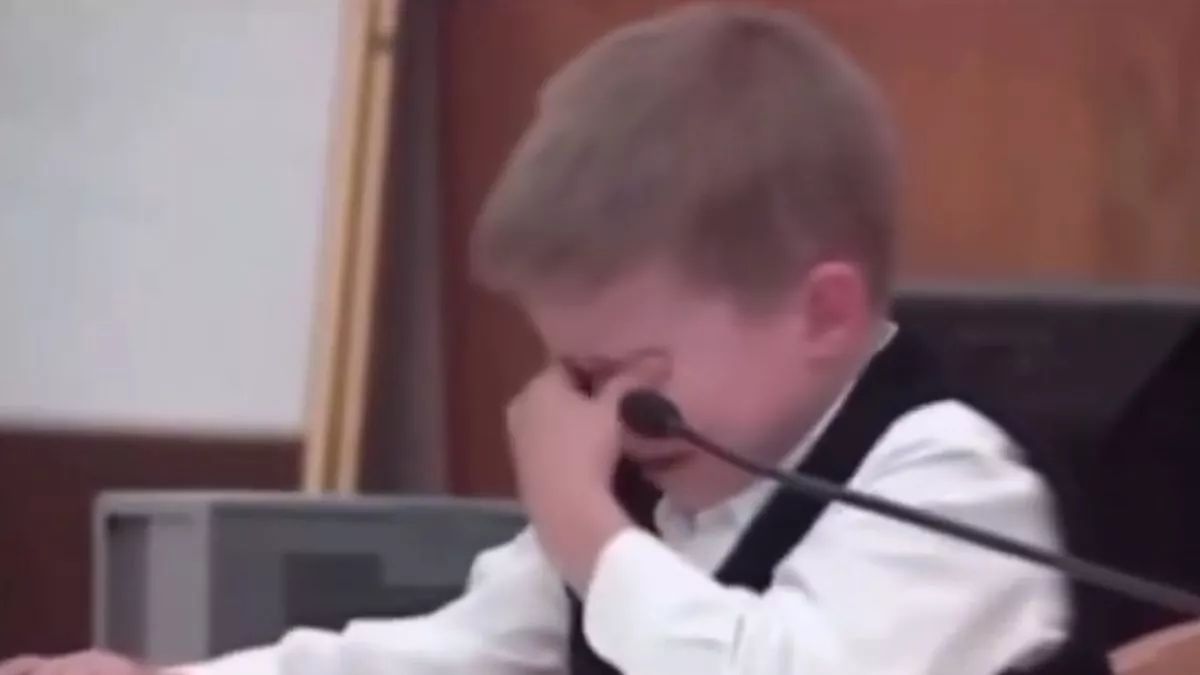 Megfagyott a levegő a teremben: Zokogva mesélte el a 7 éves kisfiú, hogyan halt meg a testvére