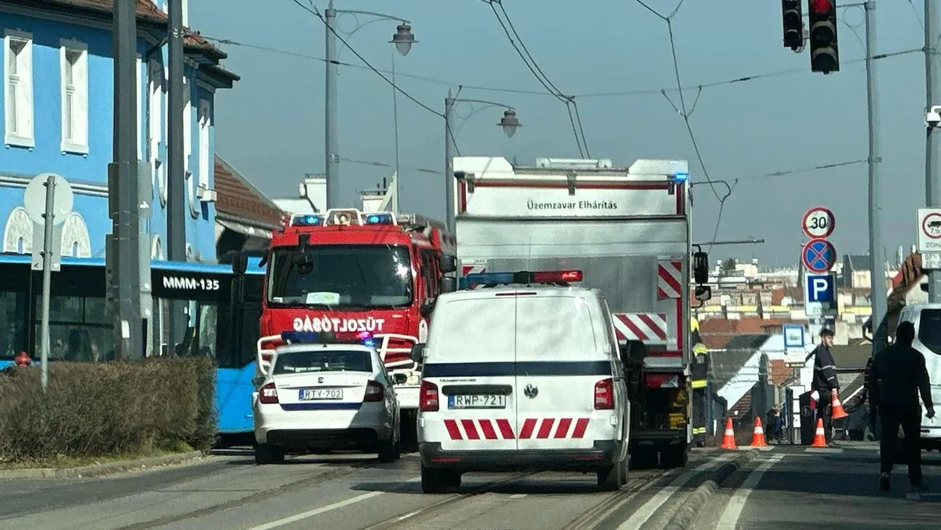 Teljes a készültség Budapesten, ellepték az utat a hatóságok - Fotó