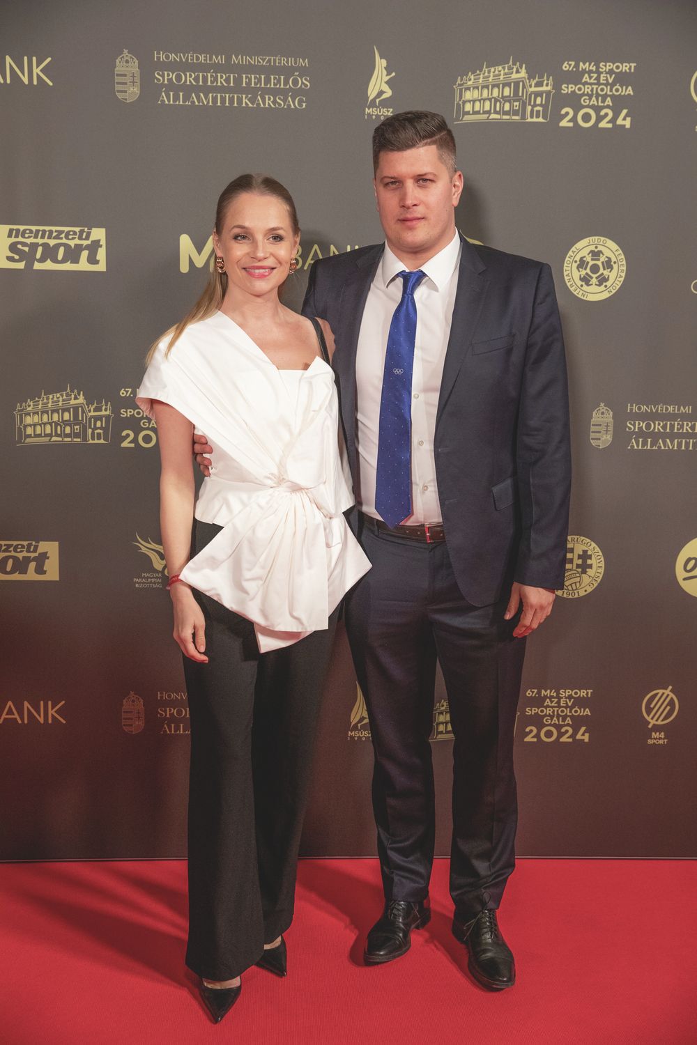Iszak Eszter férjével