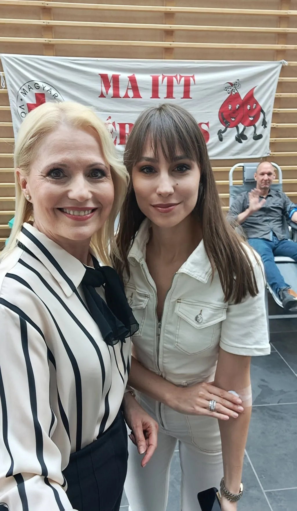 Bényi Ildikó 2006 óta a Vöröskereszt és Vörösfélhold Mozgalom erkölcsi támogatója és a Magyar Vöröskereszt humanitárius jószolgálati követe volt. Lánya ebben a törekvésben is követi (Fotó: Facebook)
