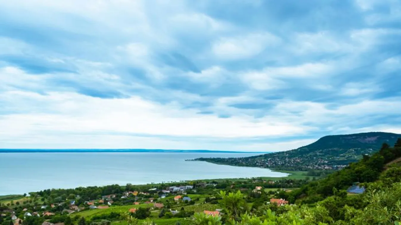 Természeti csoda vagy isten sóhaja? Kivételes pillanatot örökített meg egy Balaton mellett élő fotós