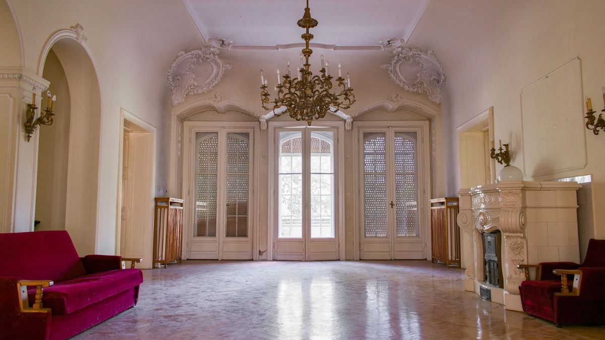 Díszes csillárok és bársony kanapék: 100 éves, rejtélyes budapesti villára bukkantak - Galéria!