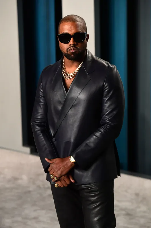 Kanye West egy Bianca Censori hasonmással találkozgat