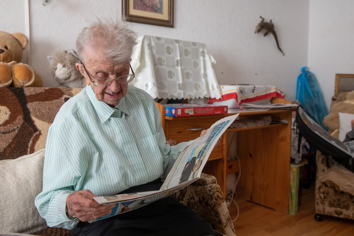 Az ország egyik legidősebb embere, a legidősebb gondosóra felhasználó a 107 éves Gizi néni, aki saját kezűleg írt levelet Nyitrai Zsoltnak. Gizi néni családjának története egészen az 1700-as évek elejéig nyúlik vissza. Erről mesélt a Borsnak.

Csap Leventné Nemecz Gizella, Gizi néni, gondosóra, 
